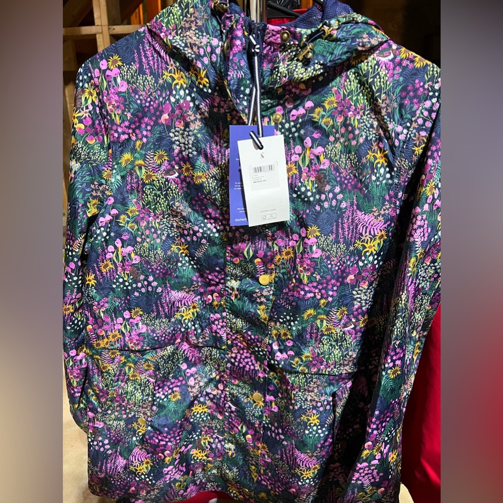 Woman’s Lightweight Hooded Rain Jacket